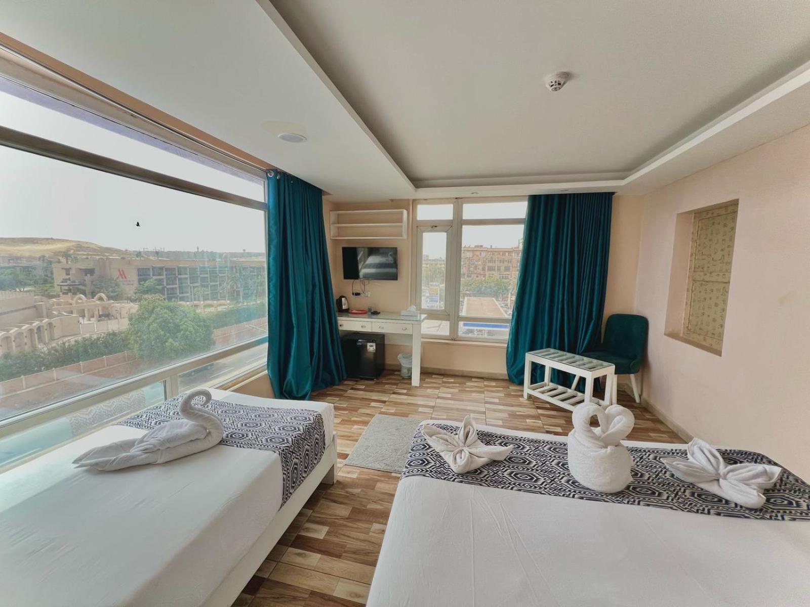 Turquoise Pyramids & Grand Egyptian Museum View Hotel Kafrat al Jabal Luaran gambar