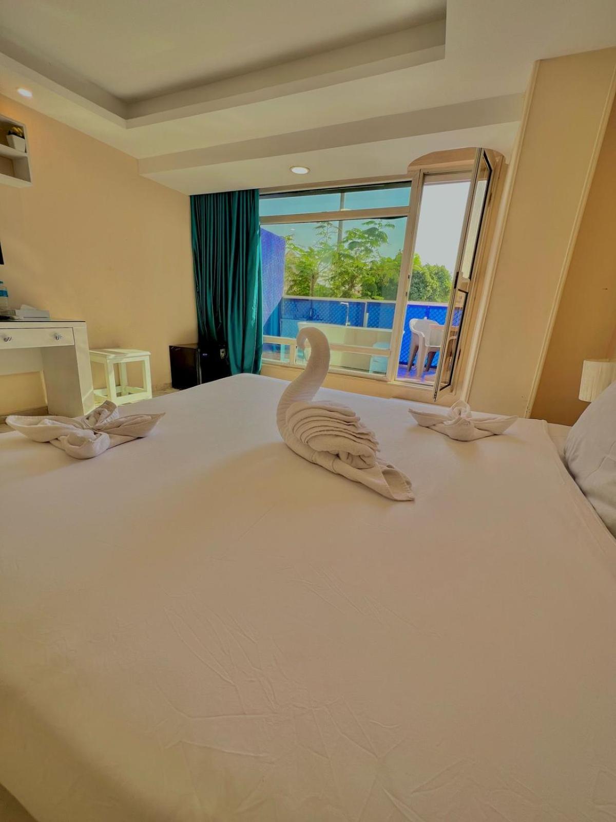 Turquoise Pyramids & Grand Egyptian Museum View Hotel Kafrat al Jabal Luaran gambar