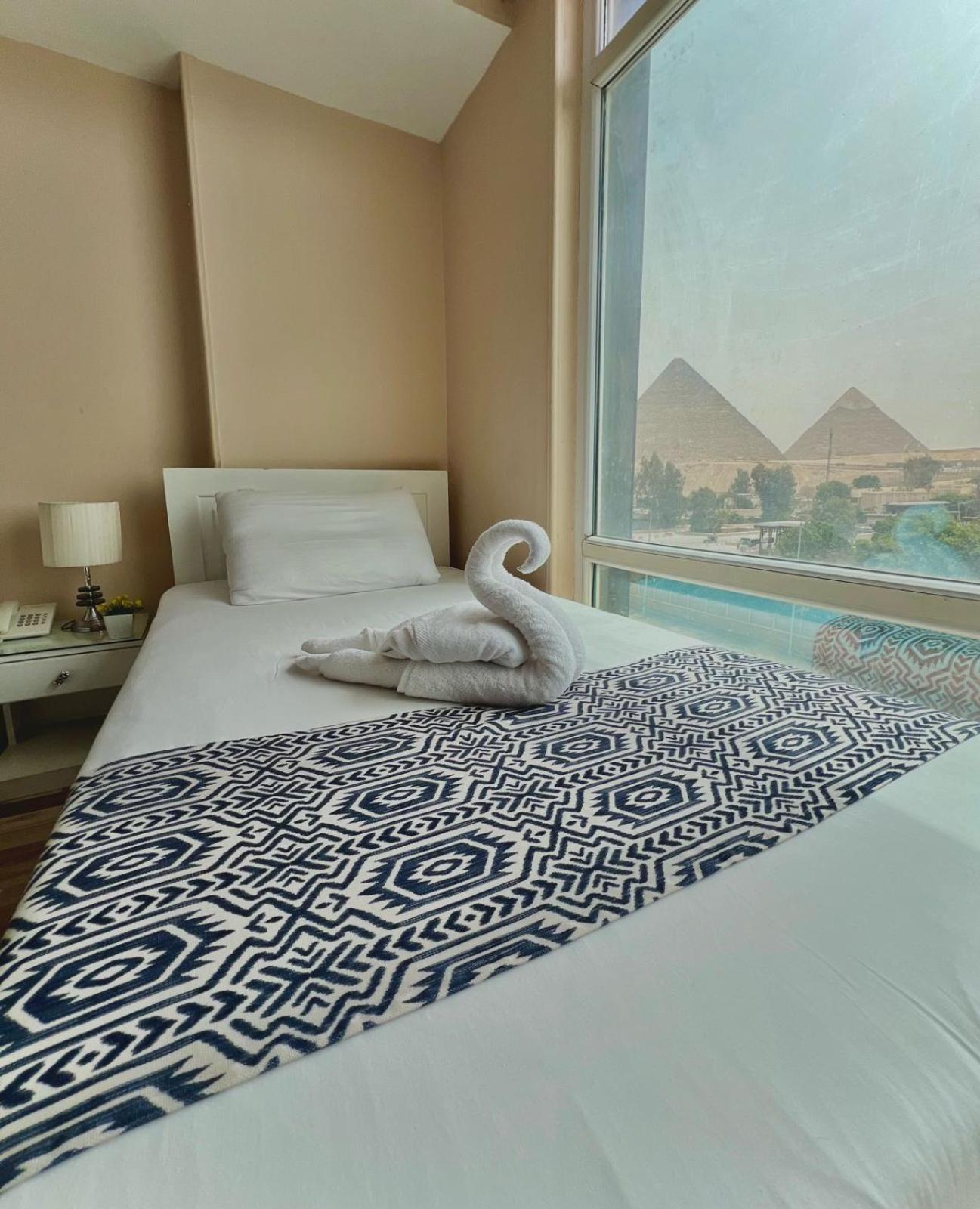 Turquoise Pyramids & Grand Egyptian Museum View Hotel Kafrat al Jabal Luaran gambar