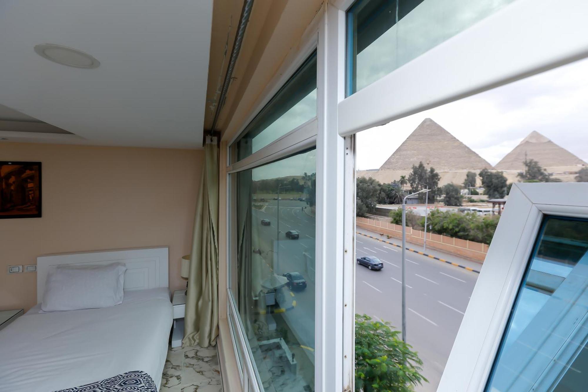 Turquoise Pyramids & Grand Egyptian Museum View Hotel Kafrat al Jabal Luaran gambar