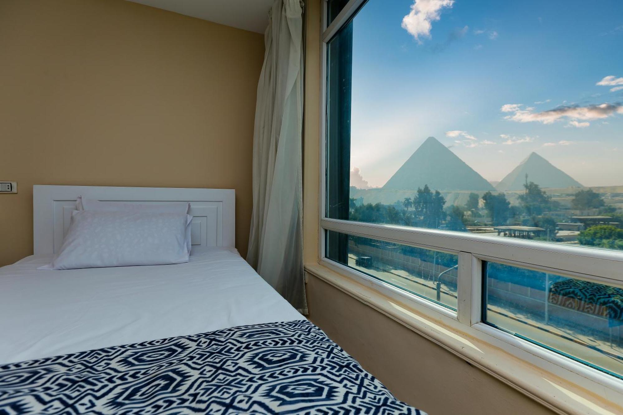 Turquoise Pyramids & Grand Egyptian Museum View Hotel Kafrat al Jabal Luaran gambar